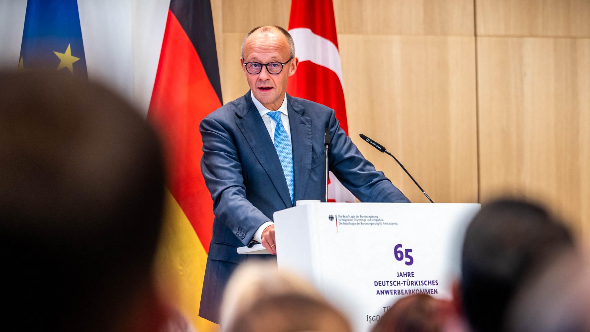 Bundeskanzler Friedrich Merz (CDU) spricht bei einer Festveranstaltung zum 65. Jubiläum des deutsch-türkischen Anwerbeabkommens.