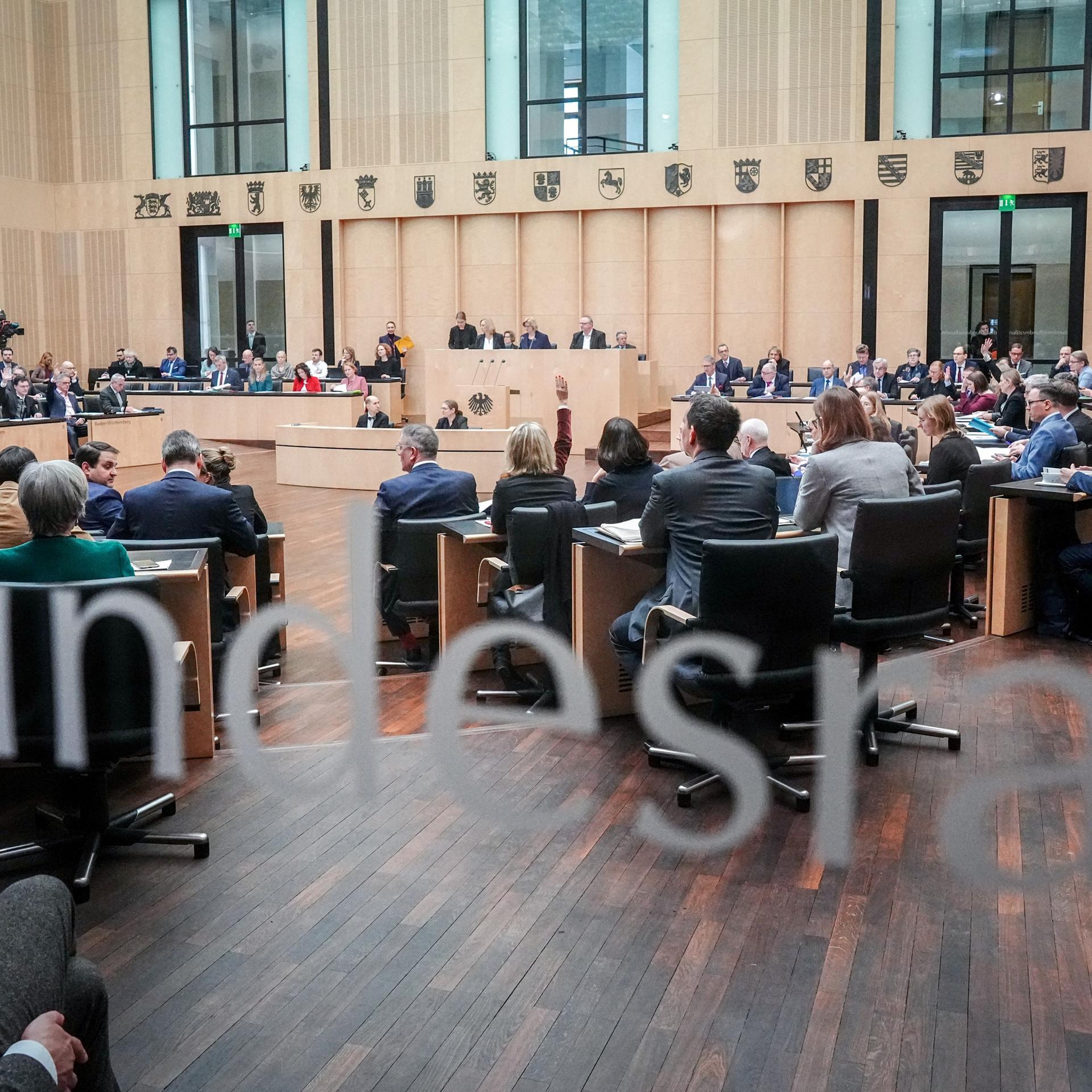 Berlin: Mitglieder des Bundesrates heben ihre Hand für eine Abstimmung. Berlin: Mitglieder des Bundesrates heben ihre Hand für eine Abstimmung.