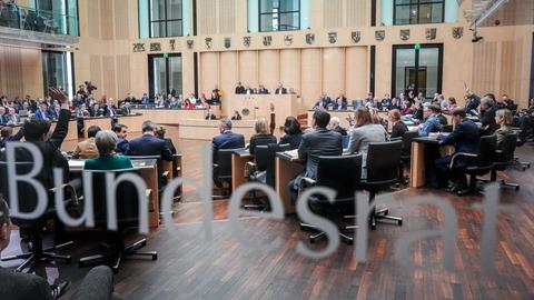 Berlin: Mitglieder des Bundesrates heben ihre Hand für eine Abstimmung.