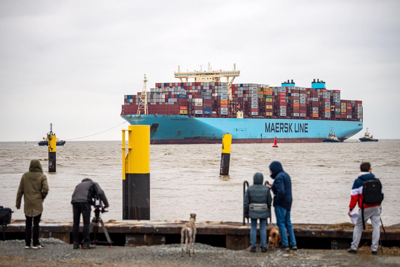 Die «Mumbai Maersk» fährt begleitet von Schleppern in den Hafen.
