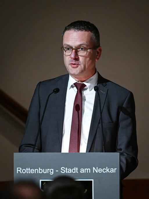 Stephan Neher, Oberbürgermeister, steht an einem Sprecherpult.