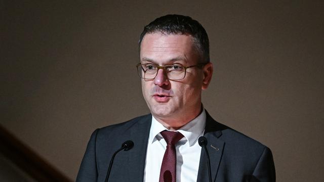 Stephan Neher, Oberbürgermeister, steht an einem Sprecherpult. Stephan Neher, Oberbürgermeister, steht an einem Sprecherpult.