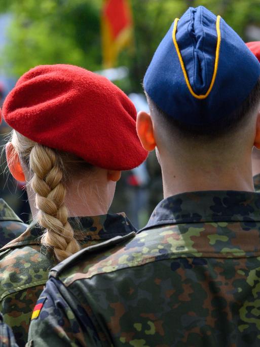 Soldatinnen und Soldaten der Bundeswehr sind im Goehtepark in Burg angetreten. Soldatinnen und Soldaten der Bundeswehr sind im Goehtepark in Burg angetreten.