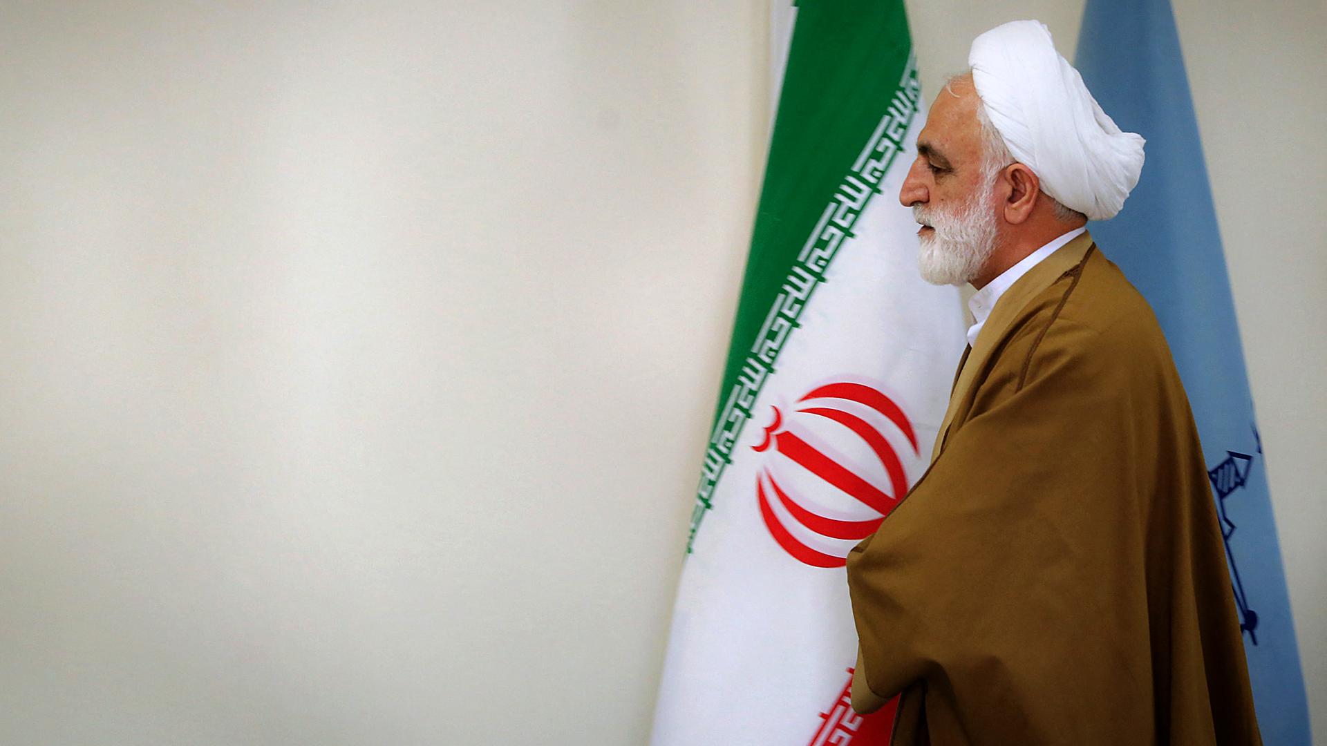 Gholamhossein Mohseni-Esche'i, Vorsitzender der Justiz der Islamischen Republik Iran, geht im Juli 2021 an einer Flagge des Irans vorbei.