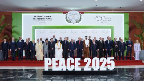 US-Präsident Trump und andere Staats- und Regierungschefs posieren während eines Gipfeltreffens im ägyptischen Scharm el-Scheich für ein Foto zur Unterstützung der Beendigung des mehr als zweijährigen Krieges zwischen Israel und der Hamas.