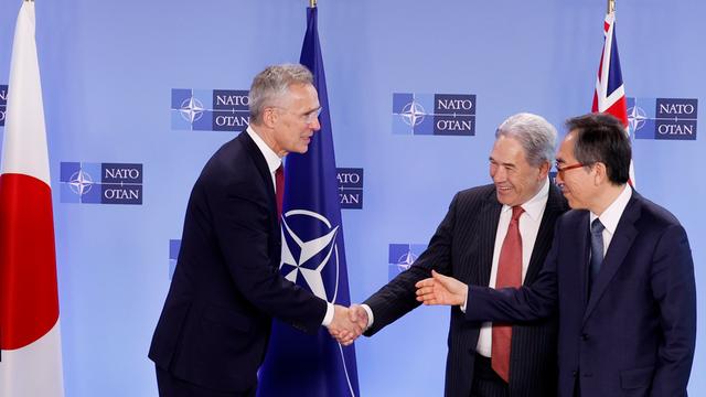 NATO-Generalsekretär Stoltenberg (links) schüttelt dem Außenminister Neuseelands, Winston Peters, (Mitte) die Hand. Daneben der Außenminister von Südkorea, Cho Tae-yeol.