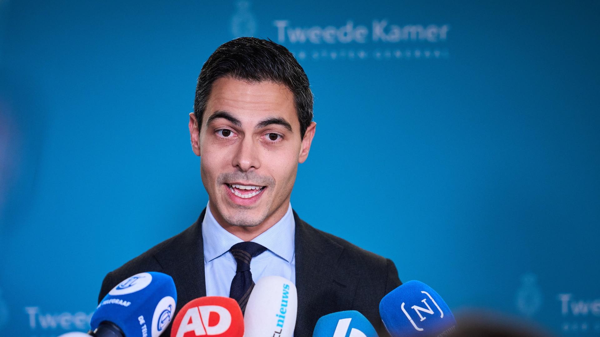 Rob Jetten, Fraktionsvorsitzender der linksliberalen Partei Demokraten '66 (D66), spricht in mehrere Mikrofone.