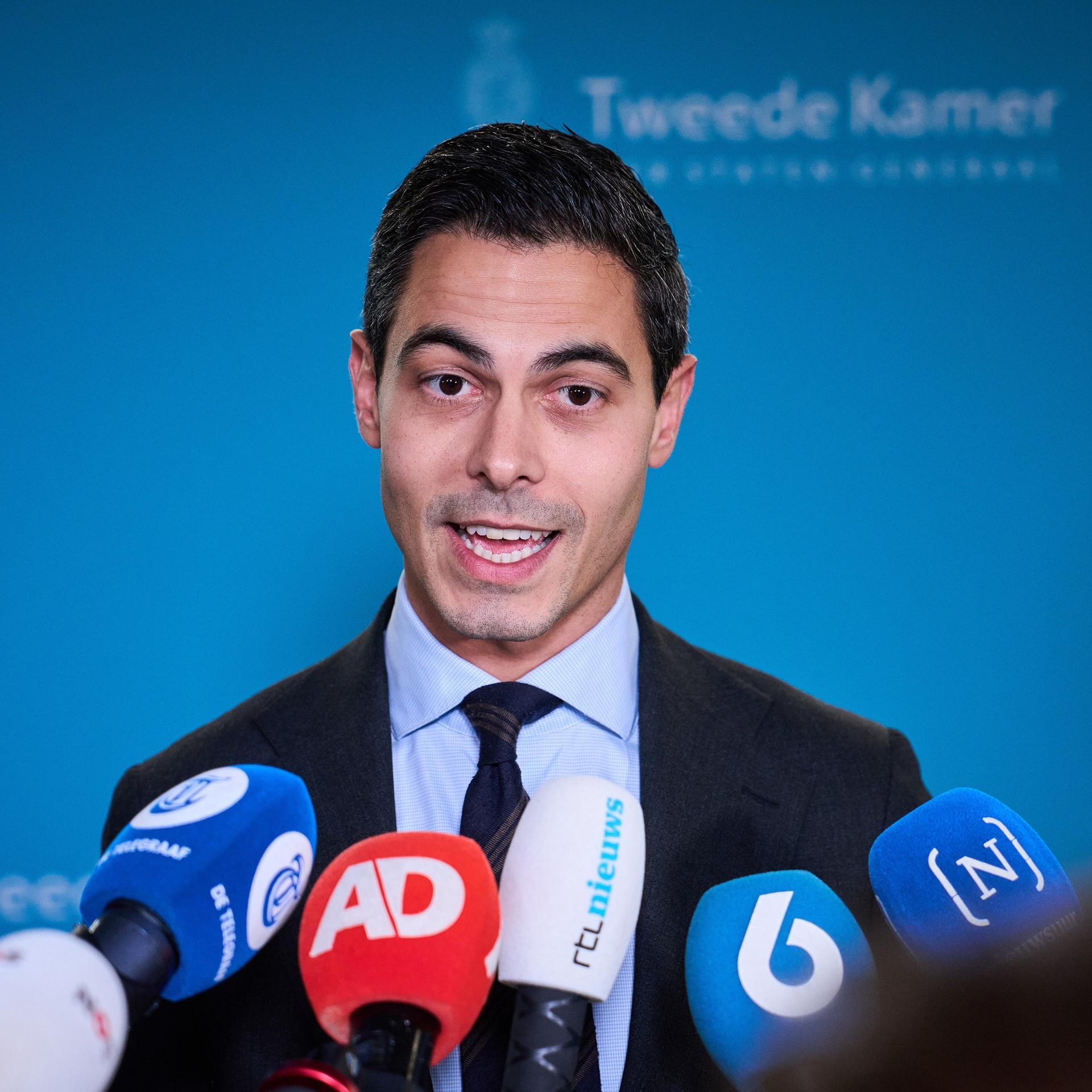 Rob Jetten, Fraktionsvorsitzender der linksliberalen Partei Demokraten '66 (D66), spricht in mehrere Mikrofone.