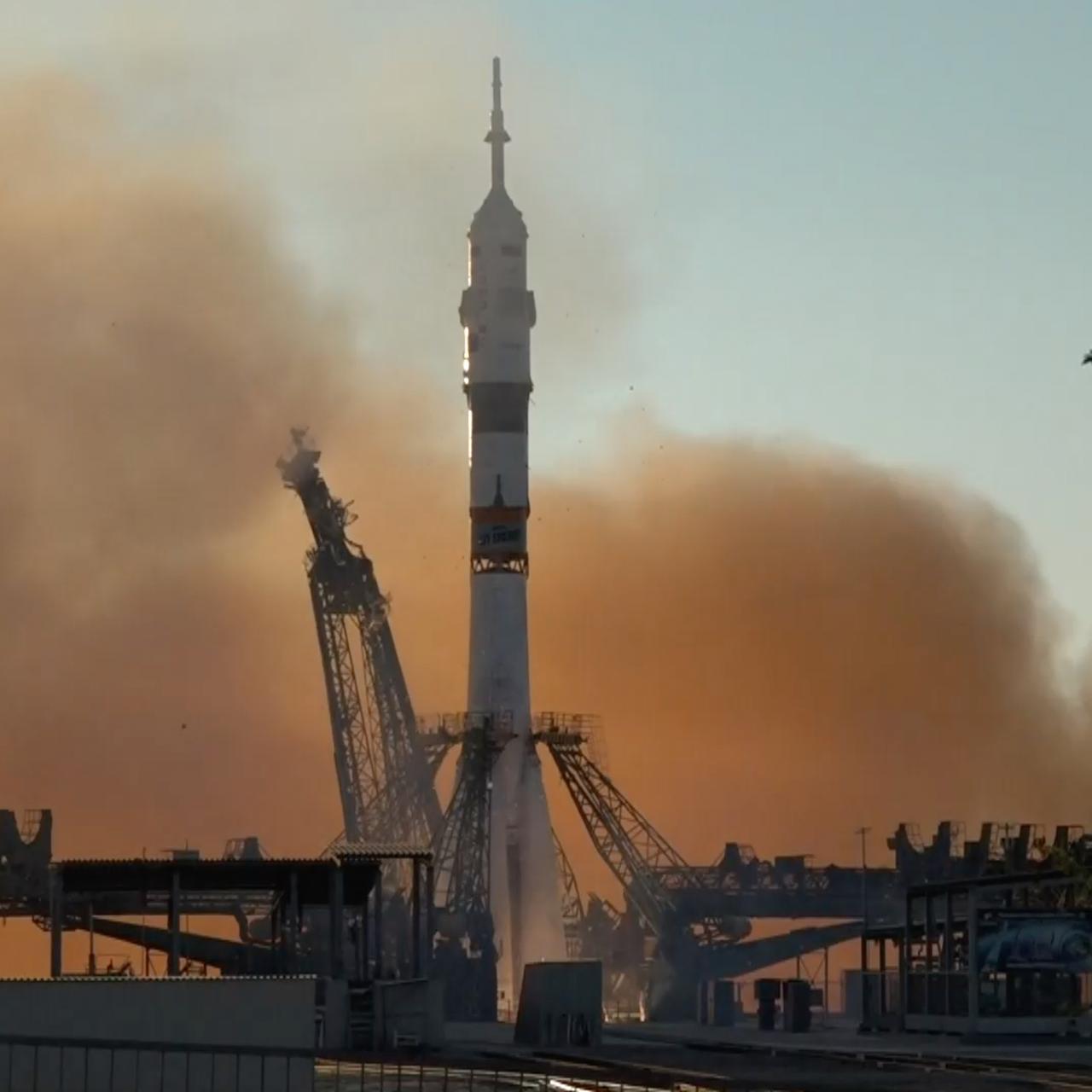 Auf dem Weltraumbahnhof Baikonur startet eine Sojus-Rakete.