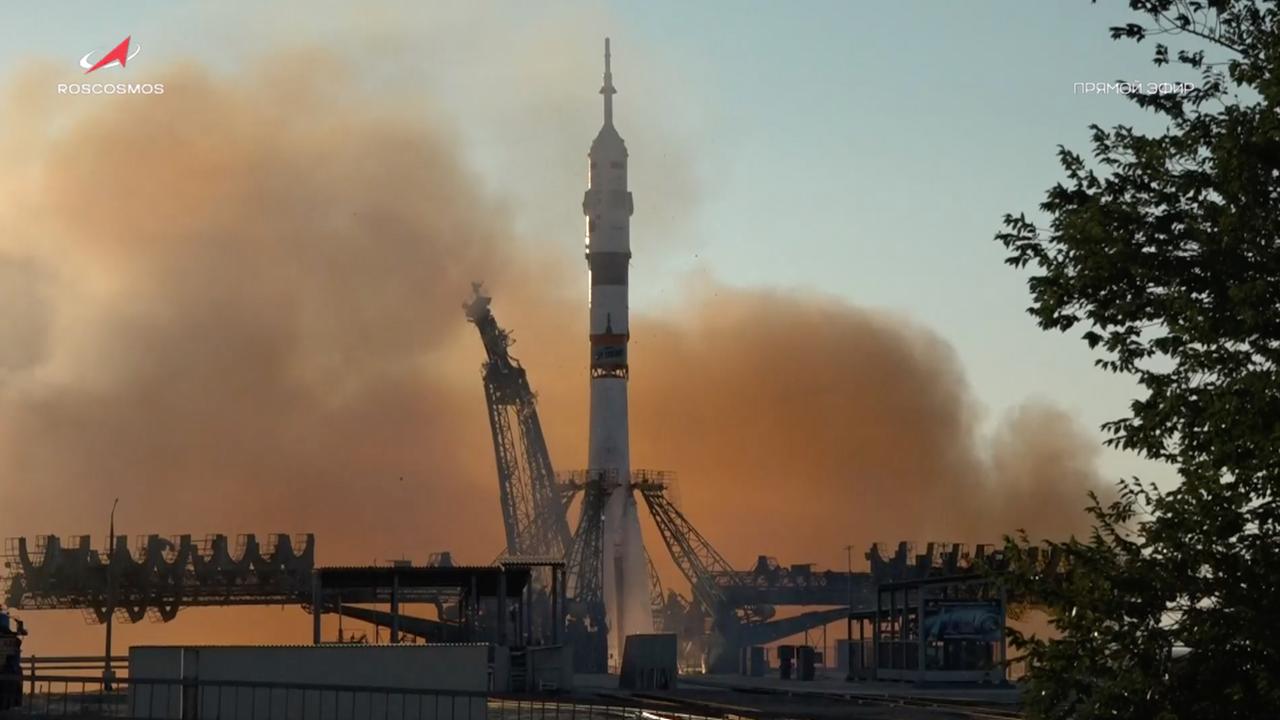 Auf dem Weltraumbahnhof Baikonur startet eine Sojus-Rakete.