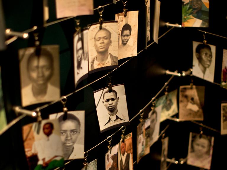 Porträtfotos getöteter Tutsi im "Kigali Genocide Memorial" in Ruanda.