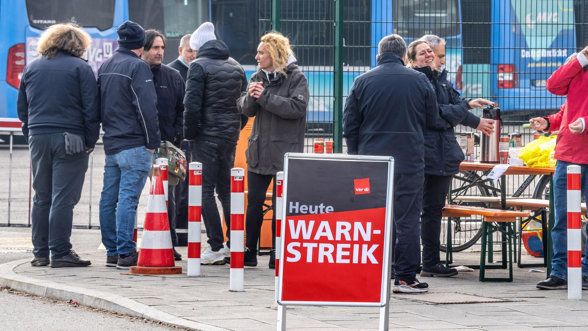 Streikendes Personal am Busbetriebshof Ost in München. 