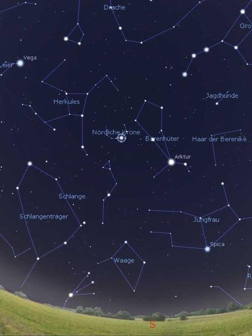 Die Nördliche Krone mit ihrem Hauptstern Gemma (markiert) steht in den Stunden um Mitternacht hoch im Süden. (Stellarium)