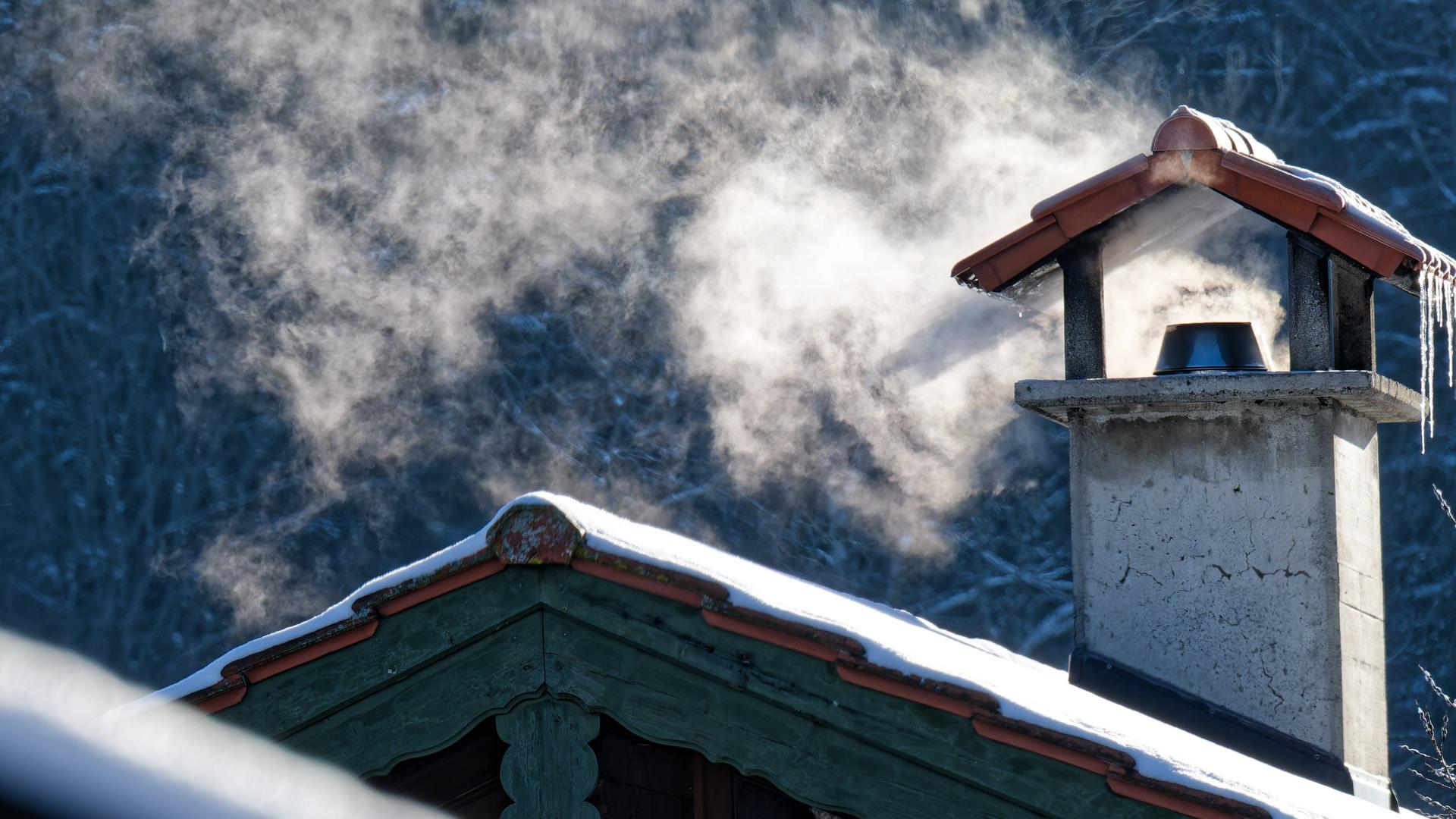 Die Heizung läuft. Rauchender Kamin