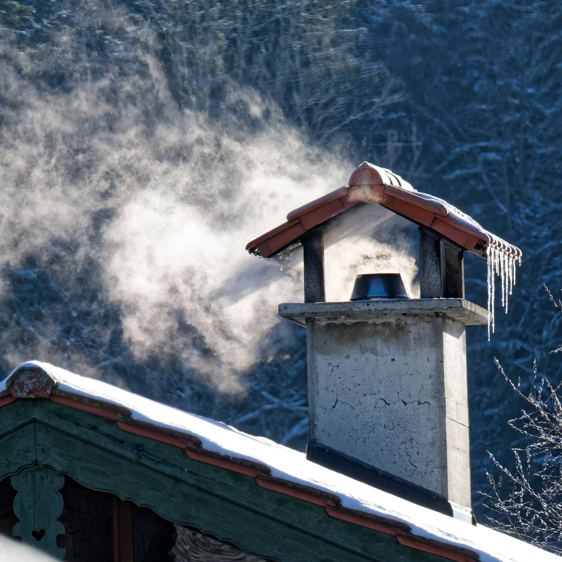Die Heizung läuft. Rauchender Kamin