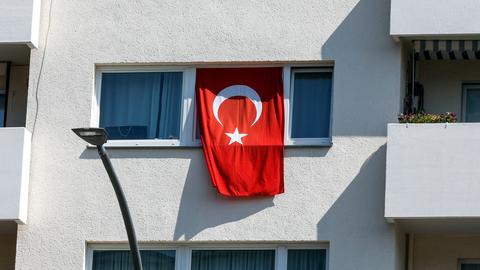 Eine türkische Flagge hängt aus dem Fenster eines Hauses in Berlin. 