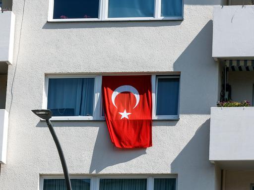 Eine türkische Flagge hängt aus dem Fenster eines Hauses in Berlin. 