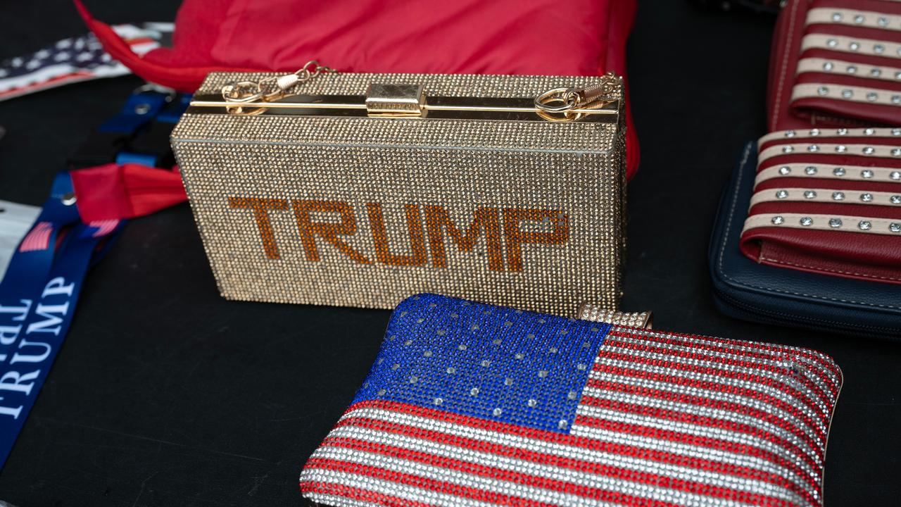 Mit glitzerndem TRUMP verzierte Handtaschen zum Verkauf an einem Stand bei einer Trump-Kundgebung in Georgia, 2024.