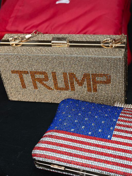 Mit glitzerndem TRUMP verzierte Handtaschen zum Verkauf an einem Stand bei einer Trump-Kundgebung in Georgia, 2024.