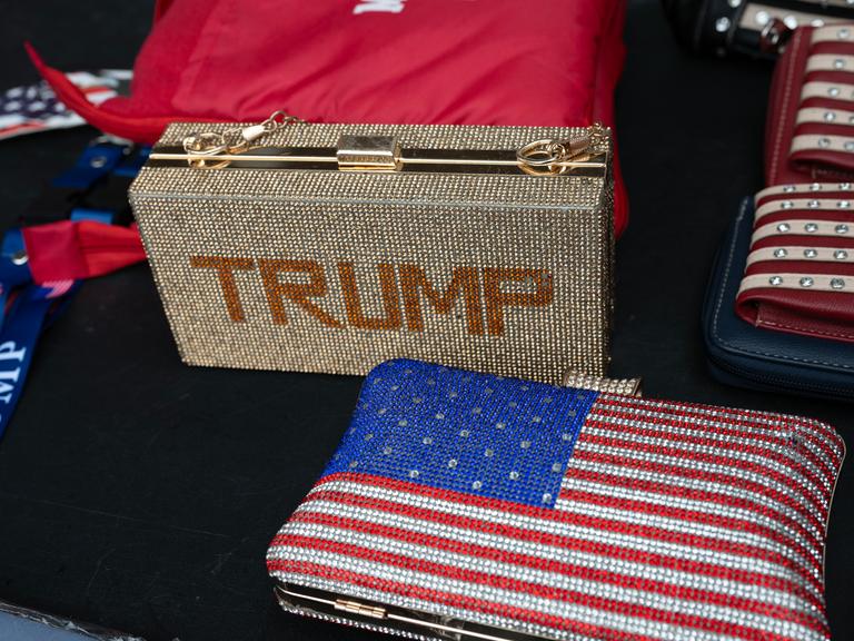 Mit glitzerndem TRUMP verzierte Handtaschen zum Verkauf an einem Stand bei einer Trump-Kundgebung in Georgia, 2024.