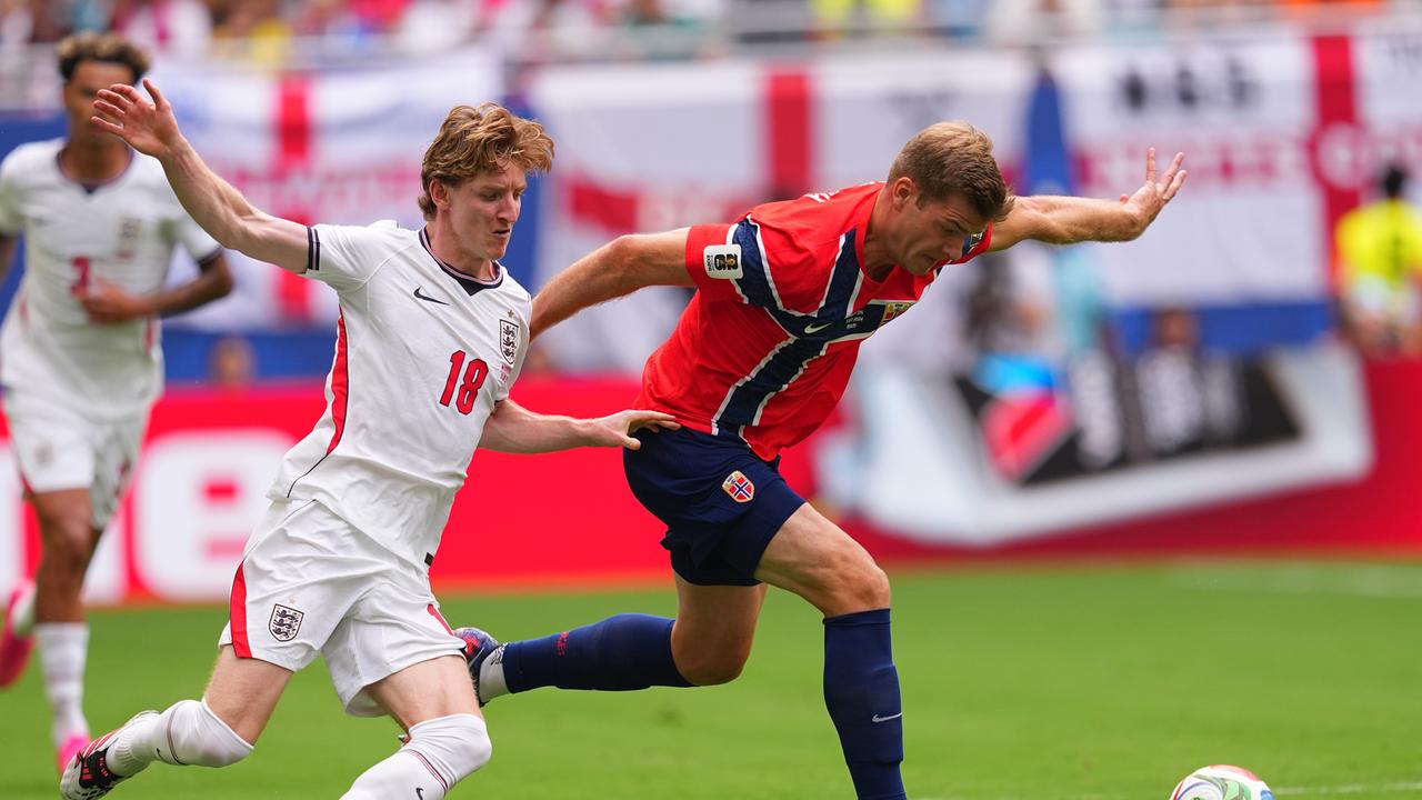 Norwegen spielt gegen England im Viertelfinale der WM: Alexander Soerloth (rechts) und Anthony Gordon im Zweikampf um den Ball .