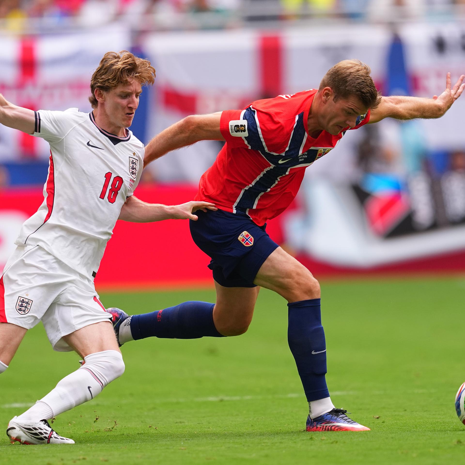 Norwegen spielt gegen England im Viertelfinale der WM: Alexander Soerloth (rechts) und Anthony Gordon im Zweikampf um den Ball .