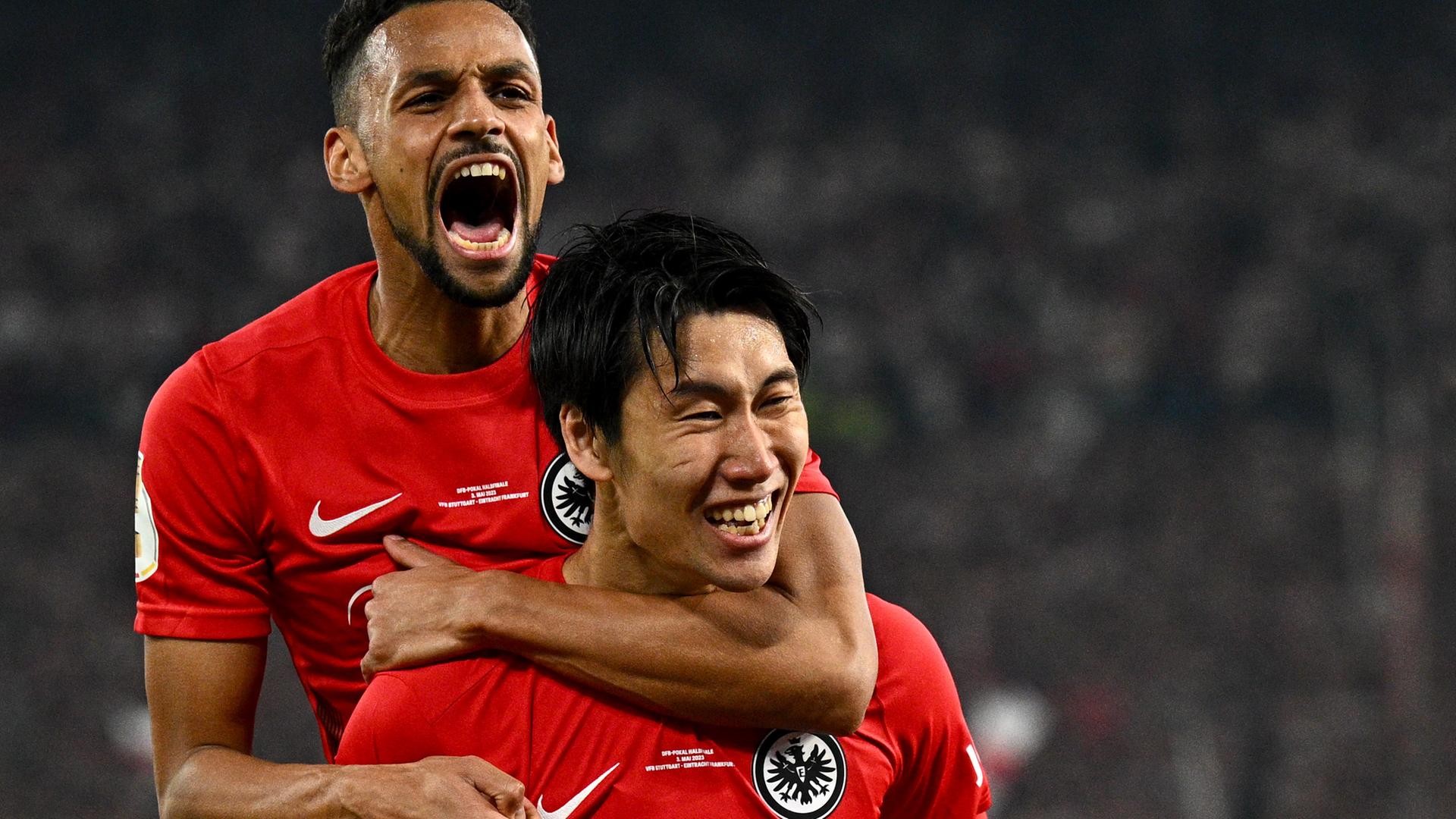 Eintracht Frankfurt steht im Pokalfinale: Frankfurts Daichi Kamada (vorn) bejubelt das Tor zum 2:1 mit Djibril Sow im Halbfinale beim VfB Stuttgart. Eintracht Frankfurt steht im Pokalfinale: Frankfurts Daichi Kamada (vorn) bejubelt das Tor zum 2:1 mit Djibril Sow im Halbfinale beim VfB Stuttgart.