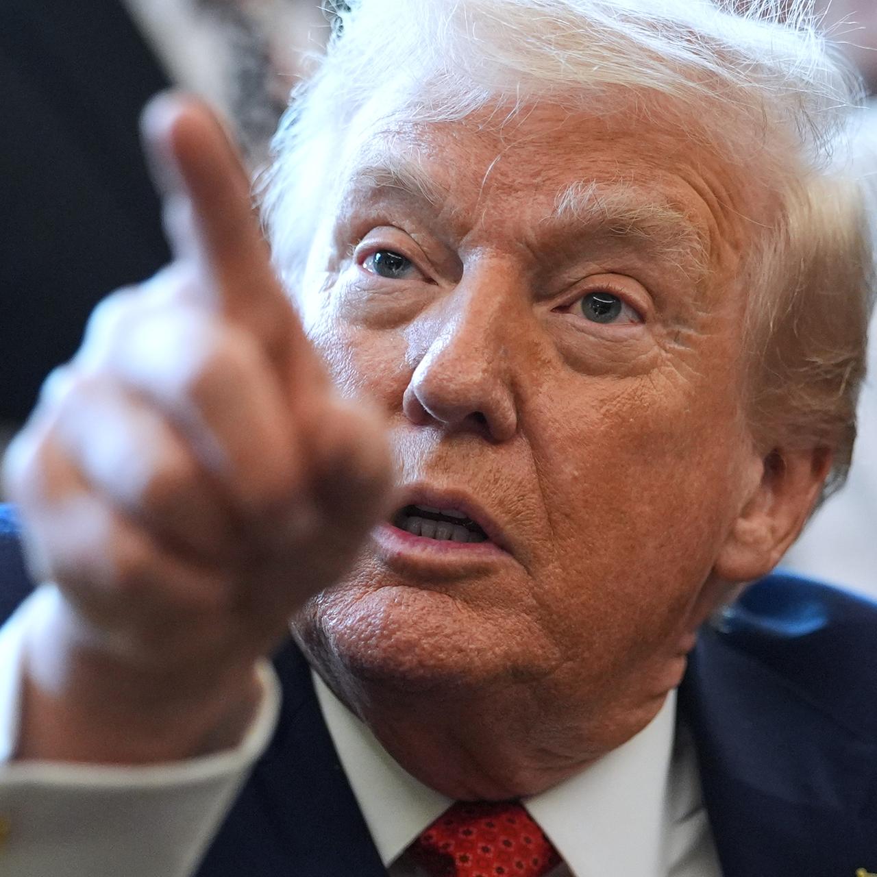 US-Präsident Donald Trump zeigt mit seinem Finger auf seinen Gesprächspartner.