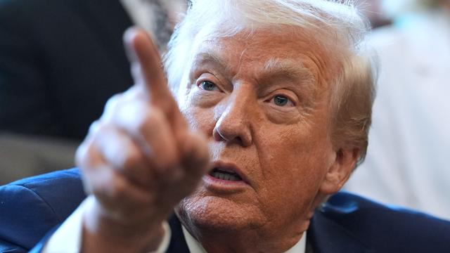 US-Präsident Donald Trump zeigt mit seinem Finger auf seinen Gesprächspartner.