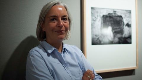AP-Fotografin Anja Niedringhaus bei einer Ausstellung ihrer Bilder in Berlin. Niedringhaus wurde getötet und ein AP-Reporter am 4. April 2014 verwundet, als ein afghanischer Polizist im Osten Afghanistans auf ihren Wagen schoss.