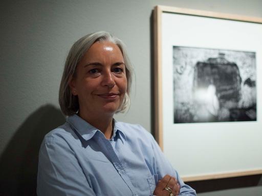 AP-Fotografin Anja Niedringhaus bei einer Ausstellung ihrer Bilder in Berlin. Niedringhaus wurde getötet und ein AP-Reporter am 4. April 2014 verwundet, als ein afghanischer Polizist im Osten Afghanistans auf ihren Wagen schoss.