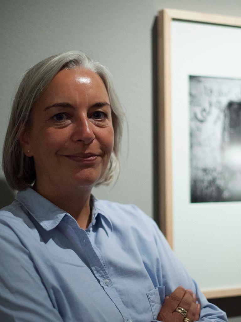 AP-Fotografin Anja Niedringhaus bei einer Ausstellung ihrer Bilder in Berlin. Niedringhaus wurde getötet und ein AP-Reporter am 4. April 2014 verwundet, als ein afghanischer Polizist im Osten Afghanistans auf ihren Wagen schoss.