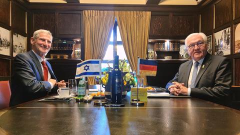 Jair Golan, Chef von Parteienzusammenschluss "Die Demokraten" aus Arbeitspartei und Meretz Partei, bei einem Gespräch mit Frank-Walter Steinmeier in Israel.