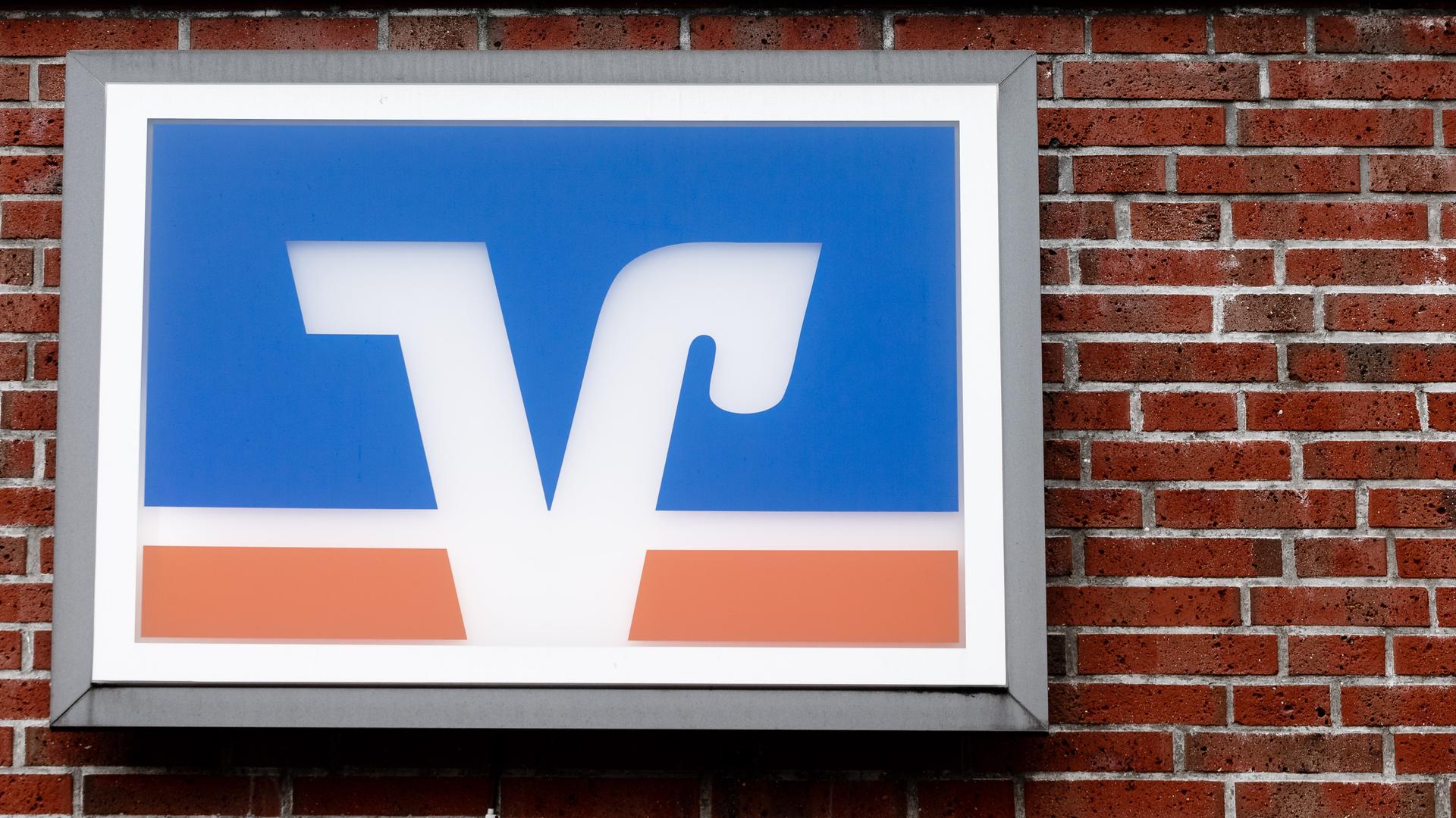 Schleswig-Holstein, Trappenkamp: Das Logo der Volks- und Raiffeisenbanken hängt über einer Geschäftsstelle. Schleswig-Holstein, Trappenkamp: Das Logo der Volks- und Raiffeisenbanken hängt über einer Geschäftsstelle.