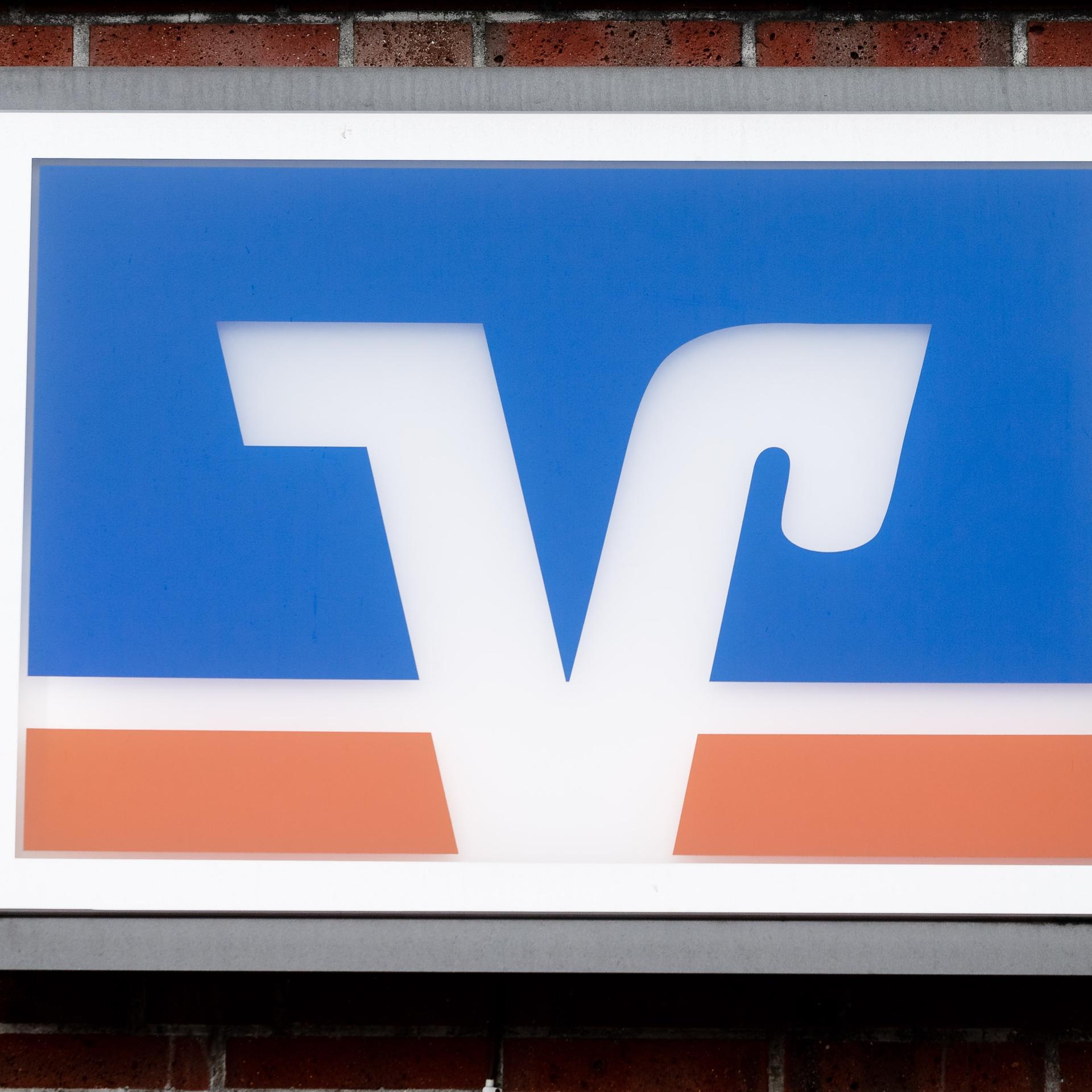Schleswig-Holstein, Trappenkamp: Das Logo der Volks- und Raiffeisenbanken hängt über einer Geschäftsstelle. 