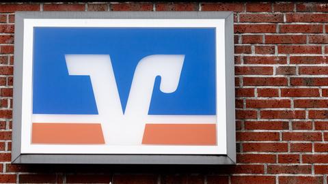 Schleswig-Holstein, Trappenkamp: Das Logo der Volks- und Raiffeisenbanken hängt über einer Geschäftsstelle. 