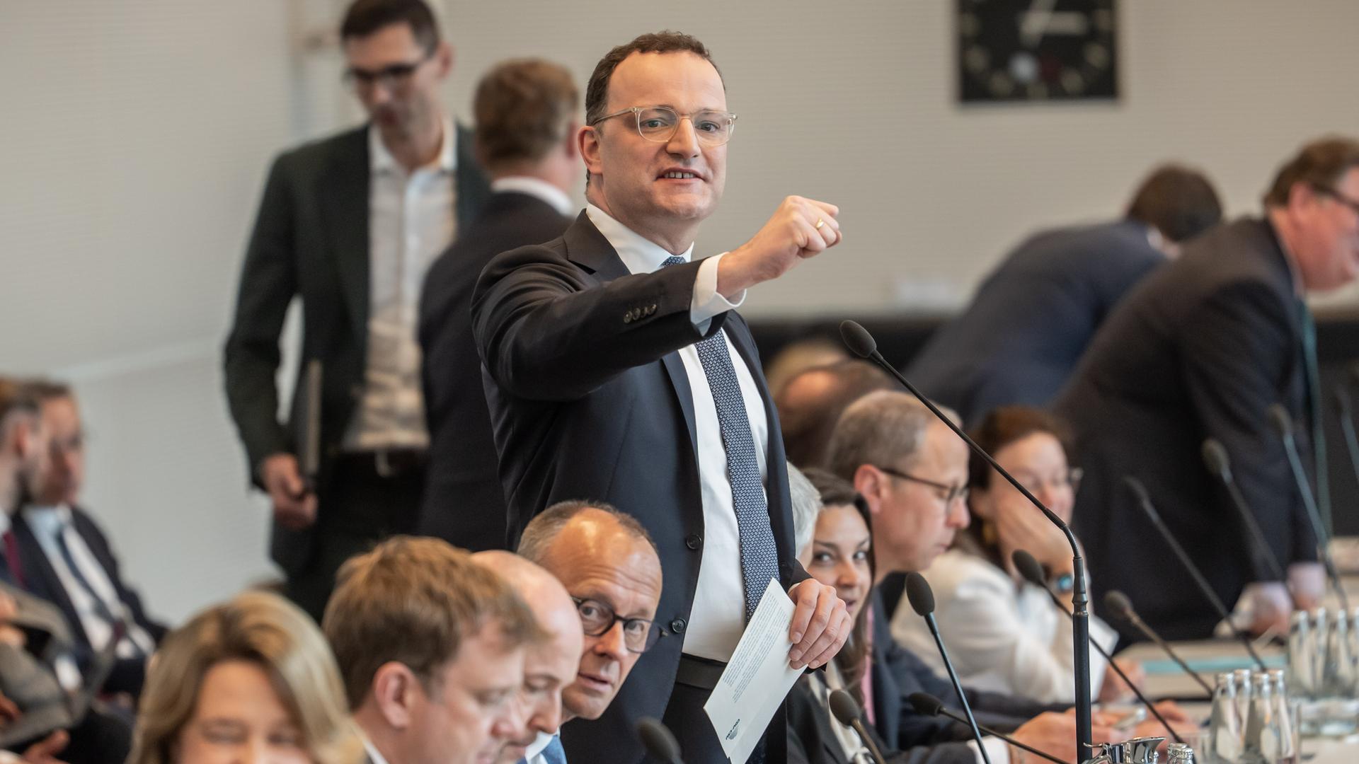 Spahn steht auf und ballt die Faust.
