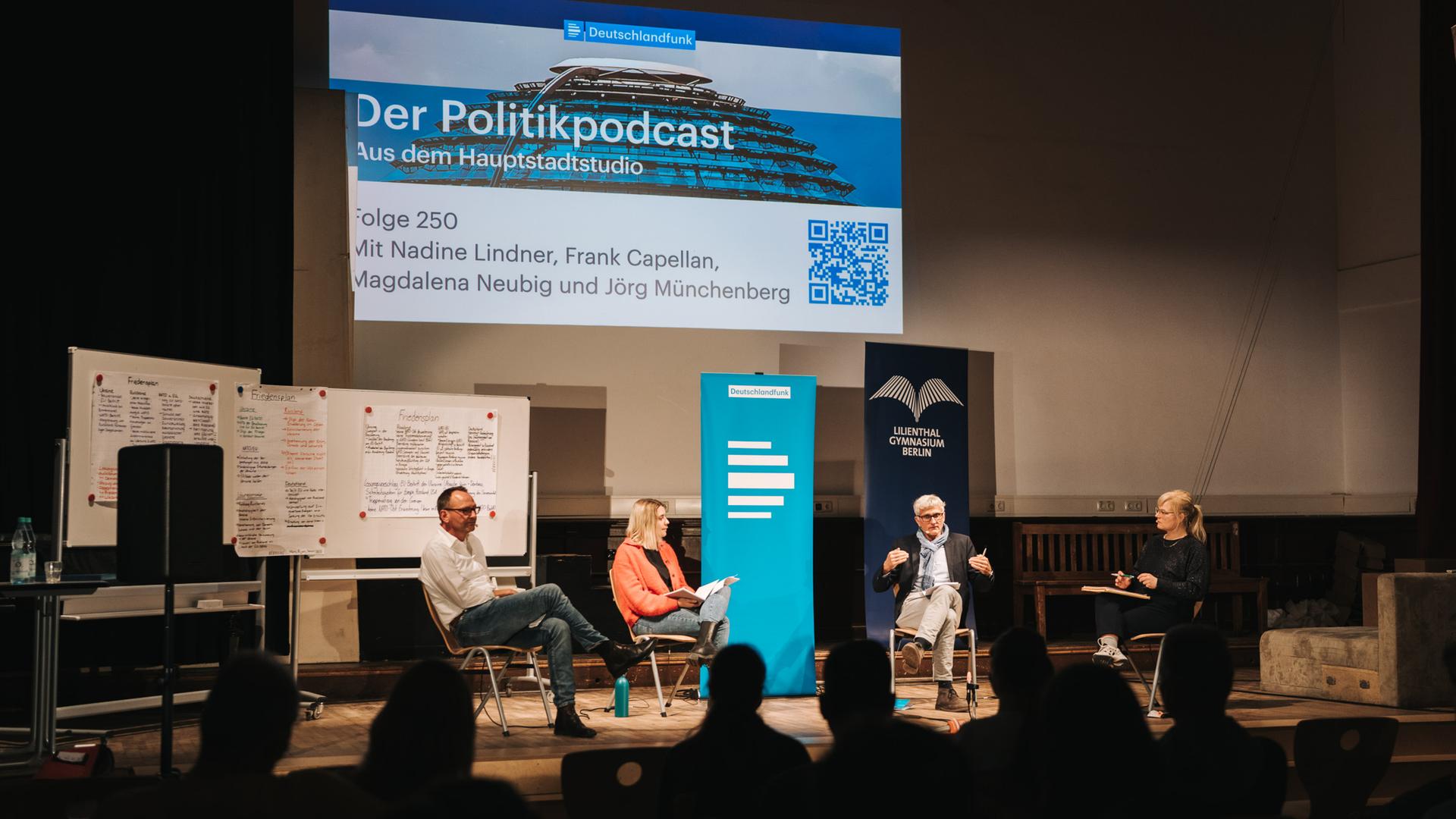 Korrespondentinnen und Korrespondenten des Deutschlandradios in der Aula des Lilienthal-Gymnasiums in Berlin-Lichterfelde