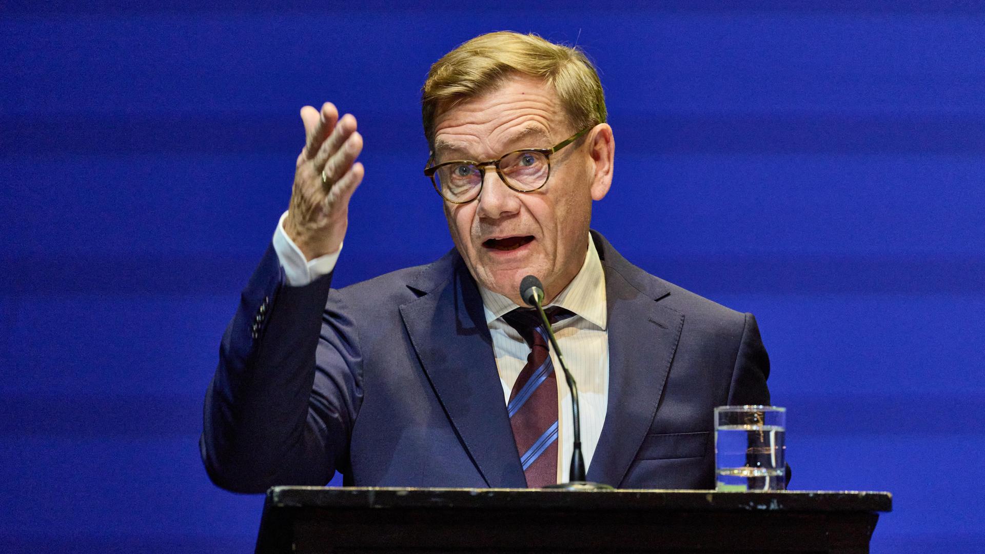 Hamburg: Außenminister Johann Wadephul (CDU) steht während des zweiten Teils der offiziellen Eröffnung des 17. Harbour Front Literaturfestivals Hamburgs auf der Bühne im Thalia Theater. 