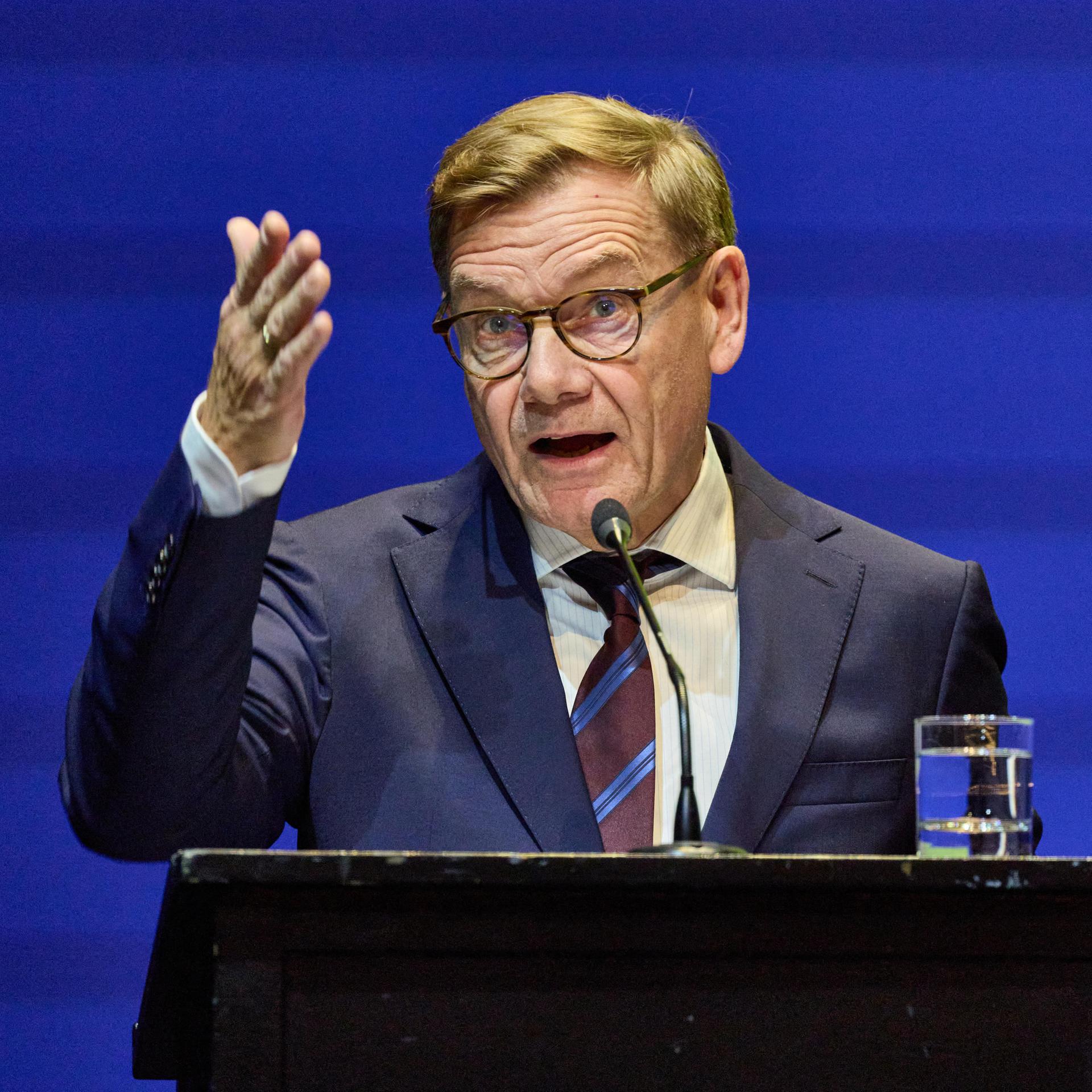 Hamburg: Außenminister Johann Wadephul (CDU) steht während des zweiten Teils der offiziellen Eröffnung des 17. Harbour Front Literaturfestivals Hamburgs auf der Bühne im Thalia Theater. 