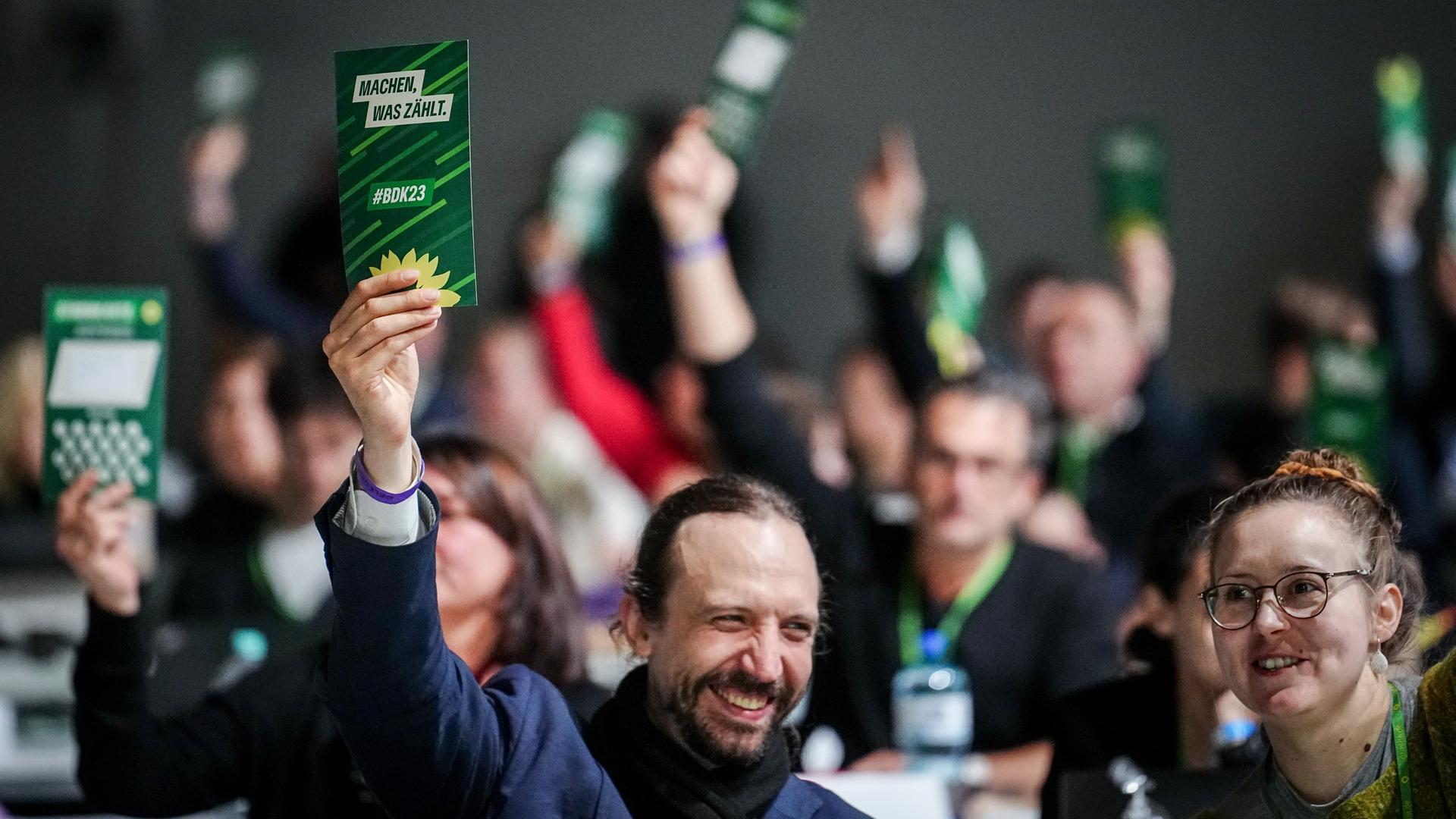 Delegierte stimmen beim Bundesparteitag von Bündnis 90/Die Grünen über einen Ãnderungsantrag ab. 