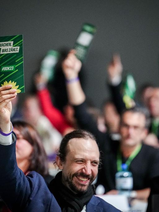 Delegierte stimmen beim Bundesparteitag von Bündnis 90/Die Grünen über einen Ãnderungsantrag ab. 