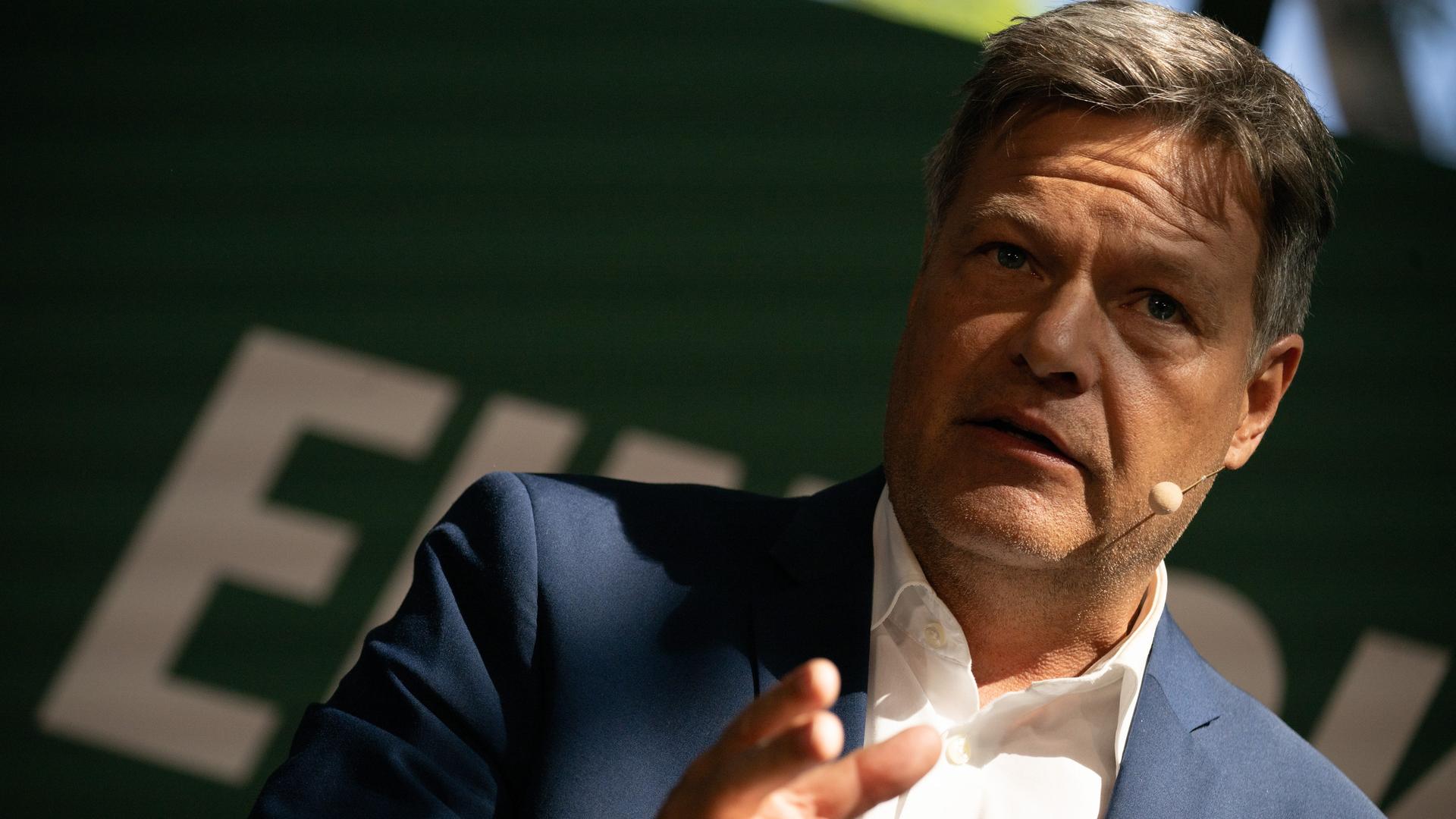 Robert Habeck spricht vor Publikum Robert Habeck spricht vor Publikum