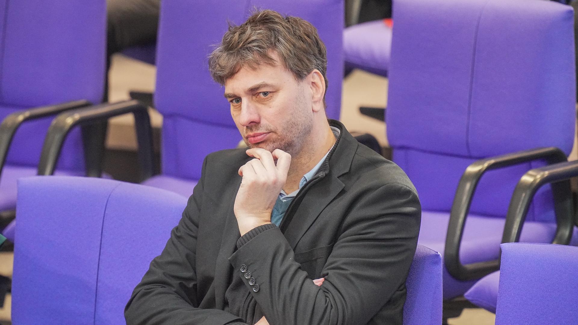 Stefan Gelbhaar (Bündnis90/Die Grünen) sitzt im Plenum des Bundestags und schaut nachdenklich.