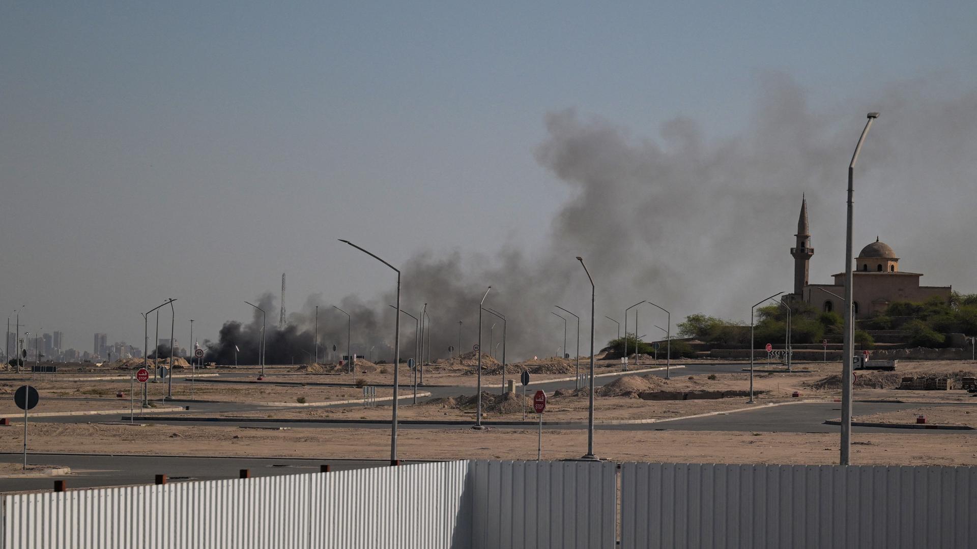 Rauch steigt in Kuwait nahe dem Gelände der US-Botschaft nach einem Angriff auf.