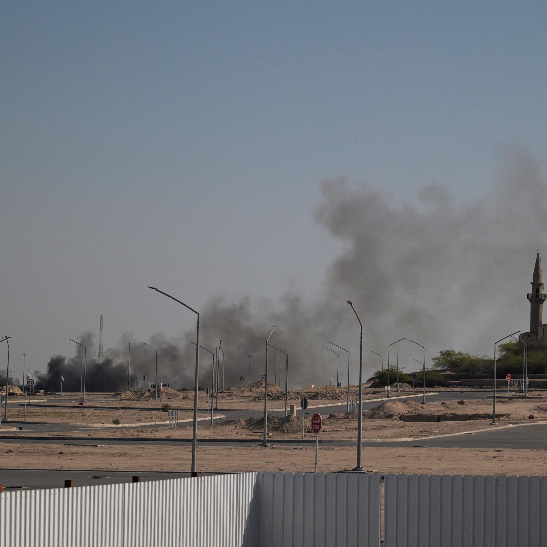Rauch steigt in Kuwait nahe dem Gelände der US-Botschaft nach einem Angriff auf.