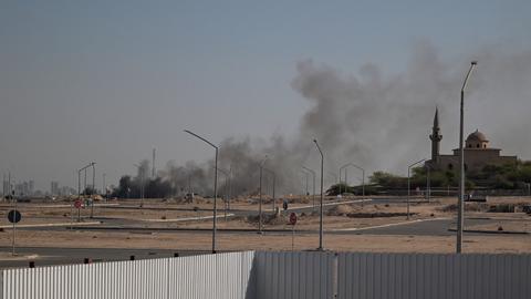 Rauch steigt in Kuwait nahe dem Gelände der US-Botschaft nach einem Angriff auf.