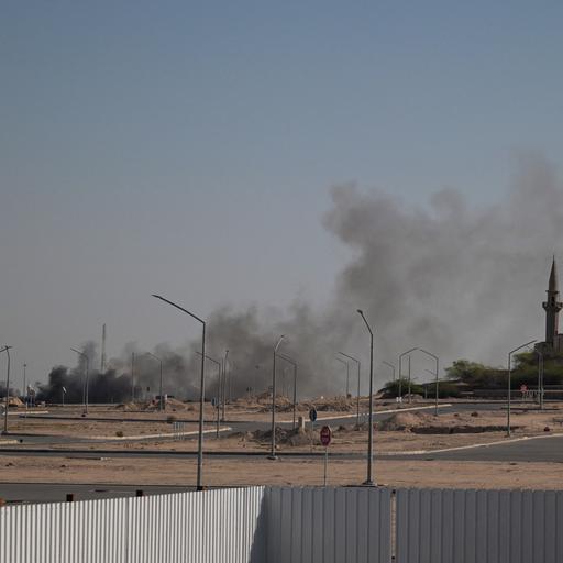 Rauch steigt in Kuwait nahe dem Gelände der US-Botschaft nach einem Angriff auf.
