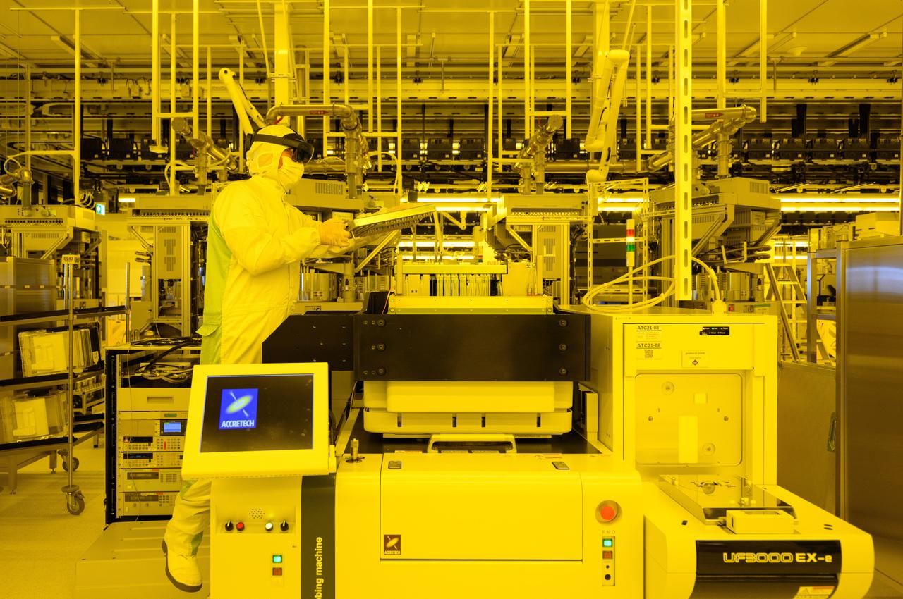 Ein Mitarbeiter demonstriert in der Halbleiterfabrik von Bosch die Wartungsarbeiten an einer Prüfmaschine für Chips mit Augmented-Reality-Brille.