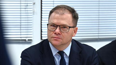 Carsten Schneider (SPD), Bundesminister für Umwelt, Klimaschutz, Naturschutz und nukleare Sicherheit, schaut durch die Gläser seiner Brille in die Kamera.
